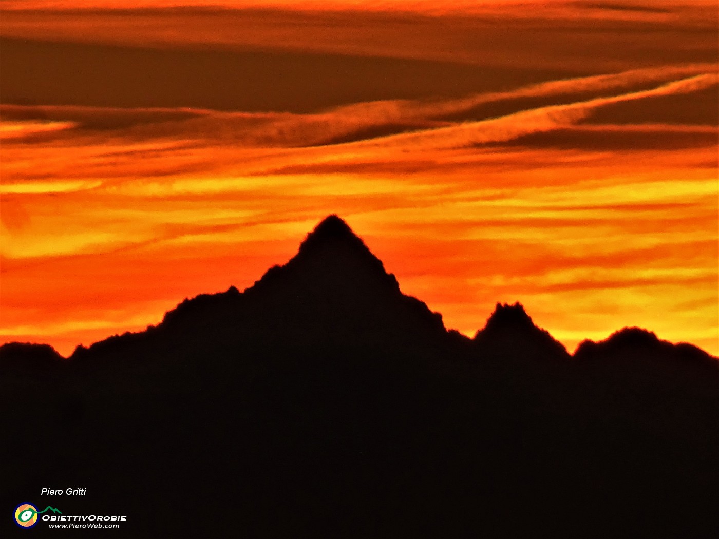 74 Nel cielo infuocato al tramonto  si innalza il lontano Monviso s.JPG